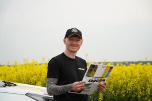 Wonder agronomist in a rapeseed field